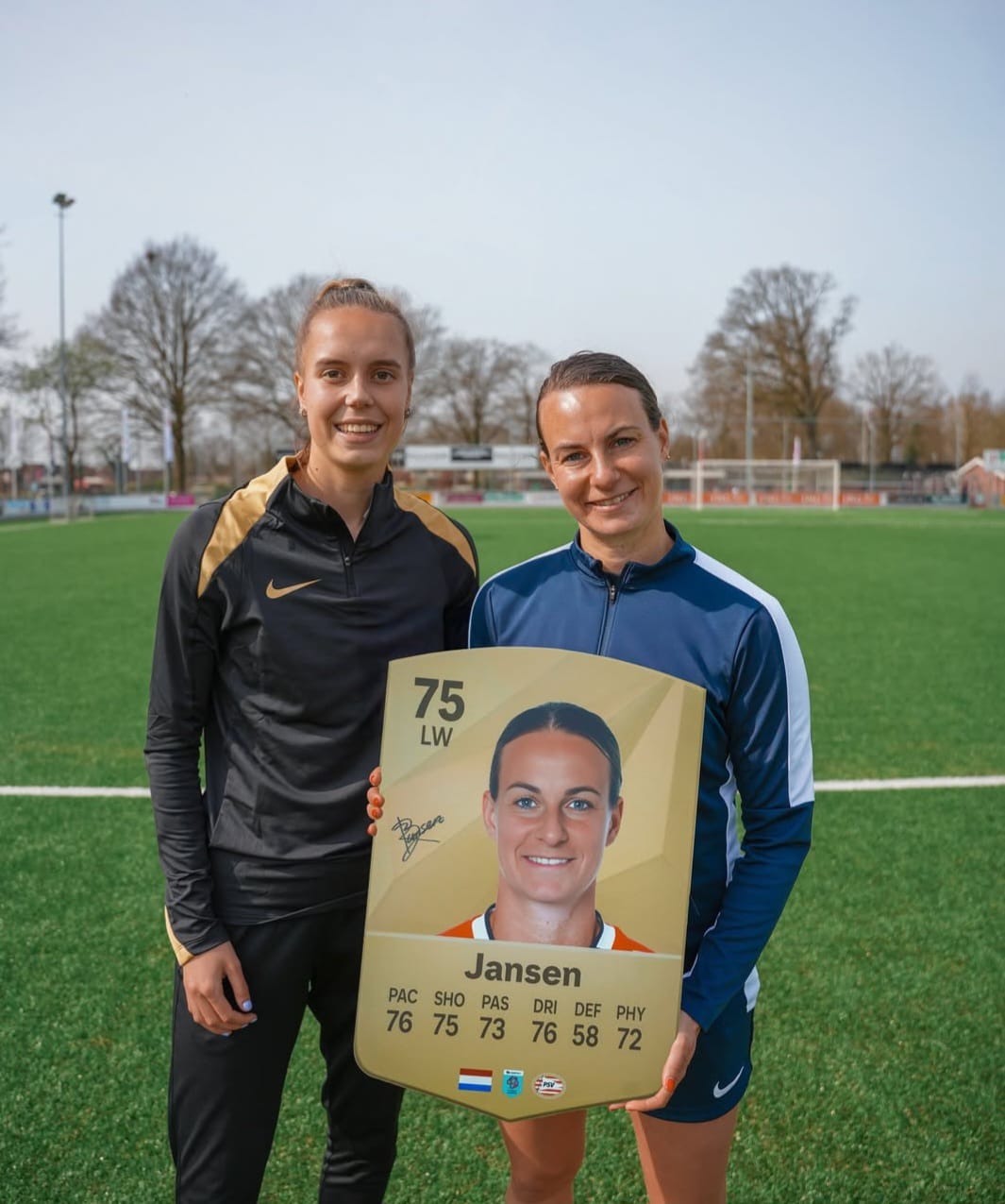 Sterre Kroeze meets PSV-speelster Renate Jansse